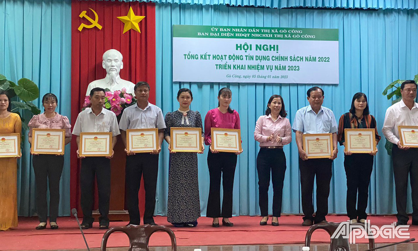 Lãnh đạo NHCSXH tỉnh Tiền Giang trao Giấy khen của UBND TX. Gò Công cho các tập thể, cá nhân có thành tích xuất sắc trong hoạt động tín dụng chính sách năm 2022.