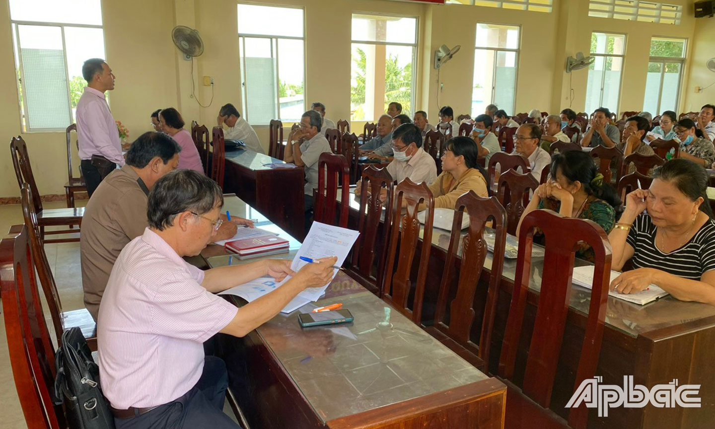 Điểm giao dịch tại xã Bình Xuân, TX. Gò Công giải ngân thu nợ, thu lãi các đối tượng chính sách.