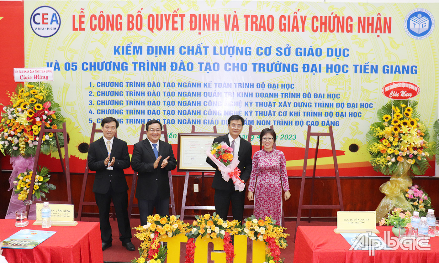 ThS. Hồ Đắc Hải Miên - Phó Giám đốc Trung tâm Kiểm định chất lượng giáo dục thuộc ĐHQG thành phố HCM traogiấy chứng nhận kiểm định chất lượng cơ sở giáo dục. 