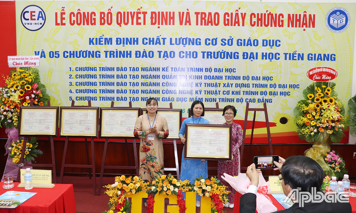ThS. Hồ Đắc Hải Miên, Phó Giám đốc Trung tâm Kiểm định chất lượng giáo dục thuộc ĐHQG TP.HCMQuyết định công nhận và giấy chứng nhận của 5 chương trình đào tạo của Trường Đại học Tiền Giang. 