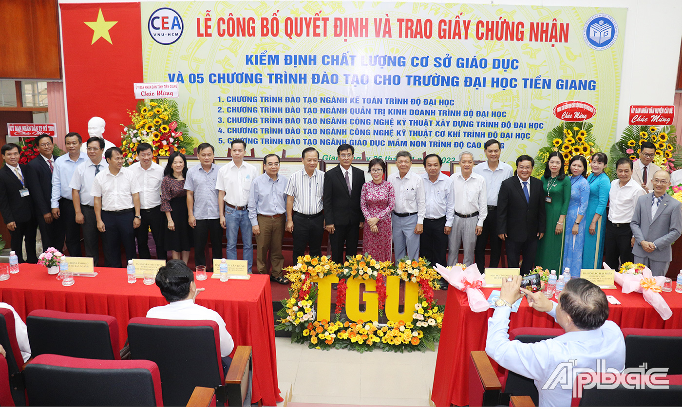 Các đại biểu chụp ảnh lưu niệm tại buổi lễ.