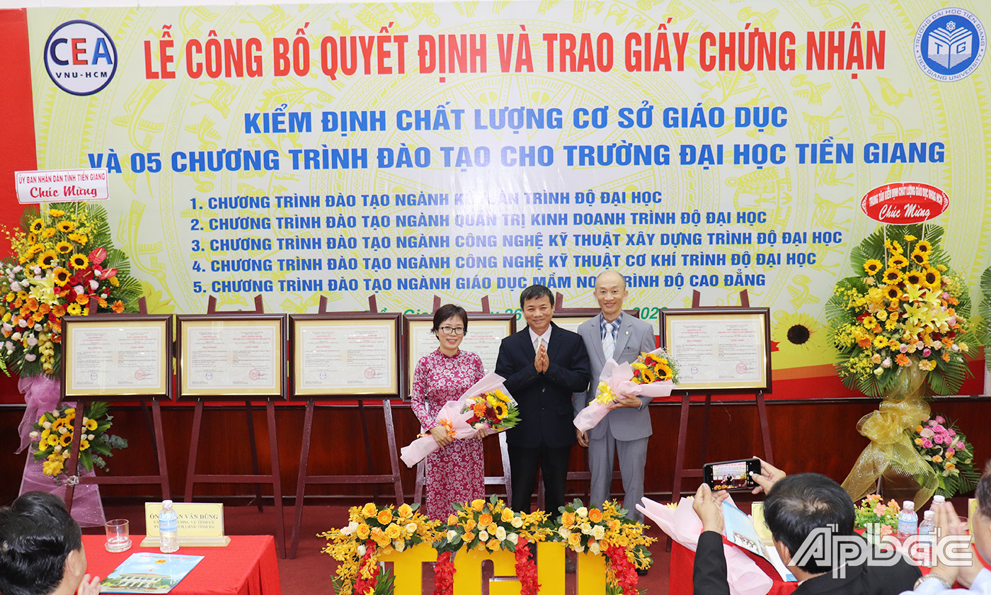 TS. Nguyễn Viết Thịnh, Chủ tịch Hội đồng trường Trường Đại học Tiền Giang trao hoa cảm ơn đại diện Trung tâm Kiểm định chất lượng Giáo dục đại học thuộc ĐHQG TP.HCM.