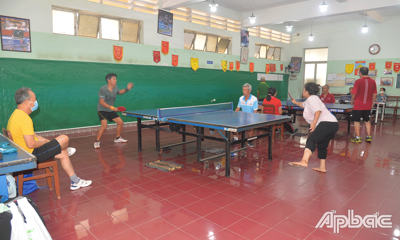 Các vận động viên thi đấu bóng bàn.