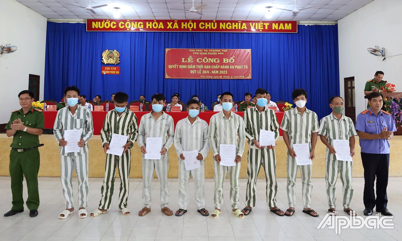 Trao quyết định giảm hết thời hạn chấp hành án phạt tù cho 17 phạm nhân.