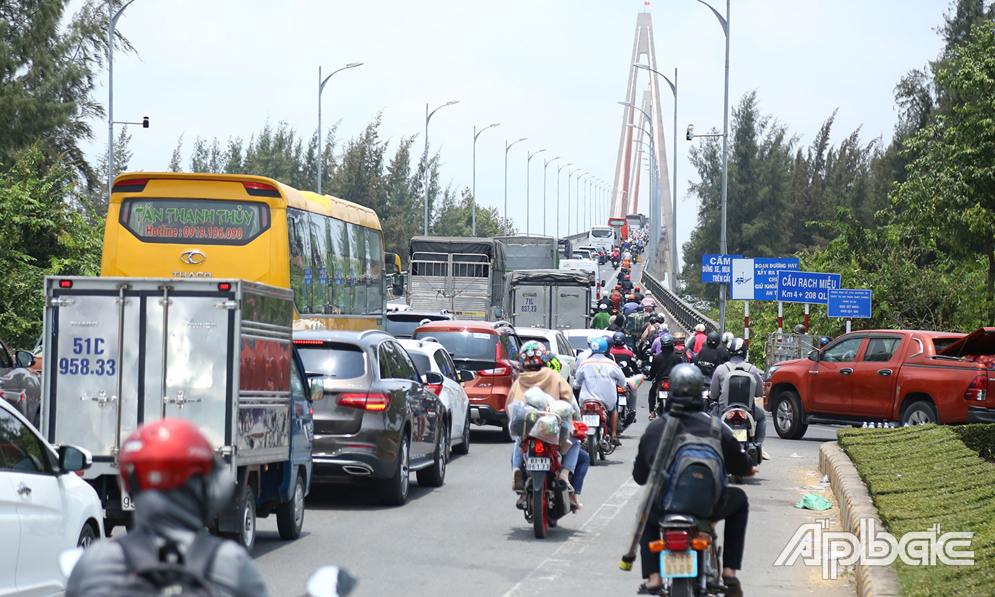 Hàng nghìn phương tiện nối đuôi nhau qua cầu Rạch Miễu.