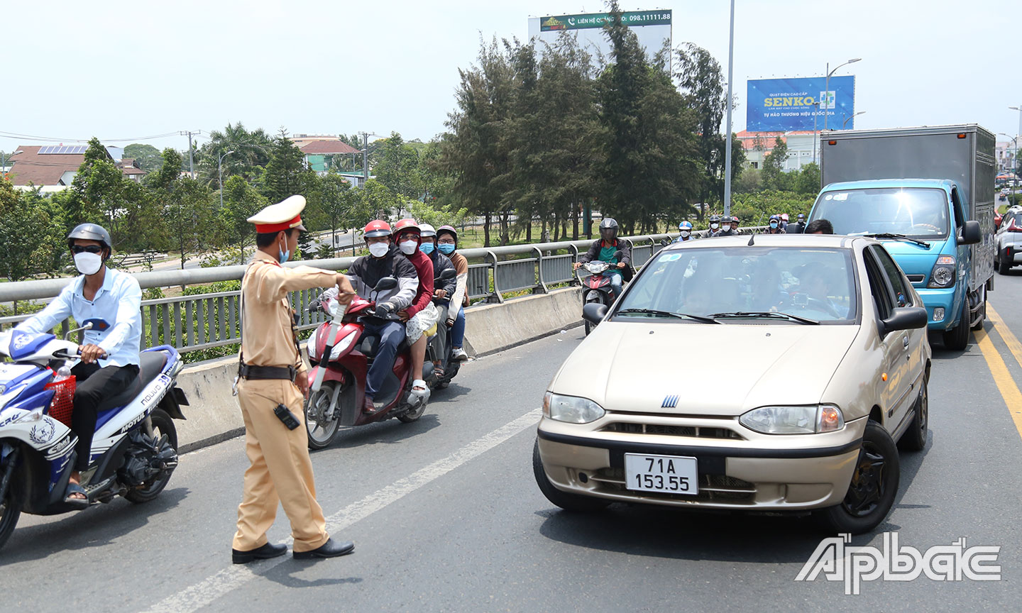Nỗ lực đưa xe 1 xe chết máy quay đầu giữa cầu.