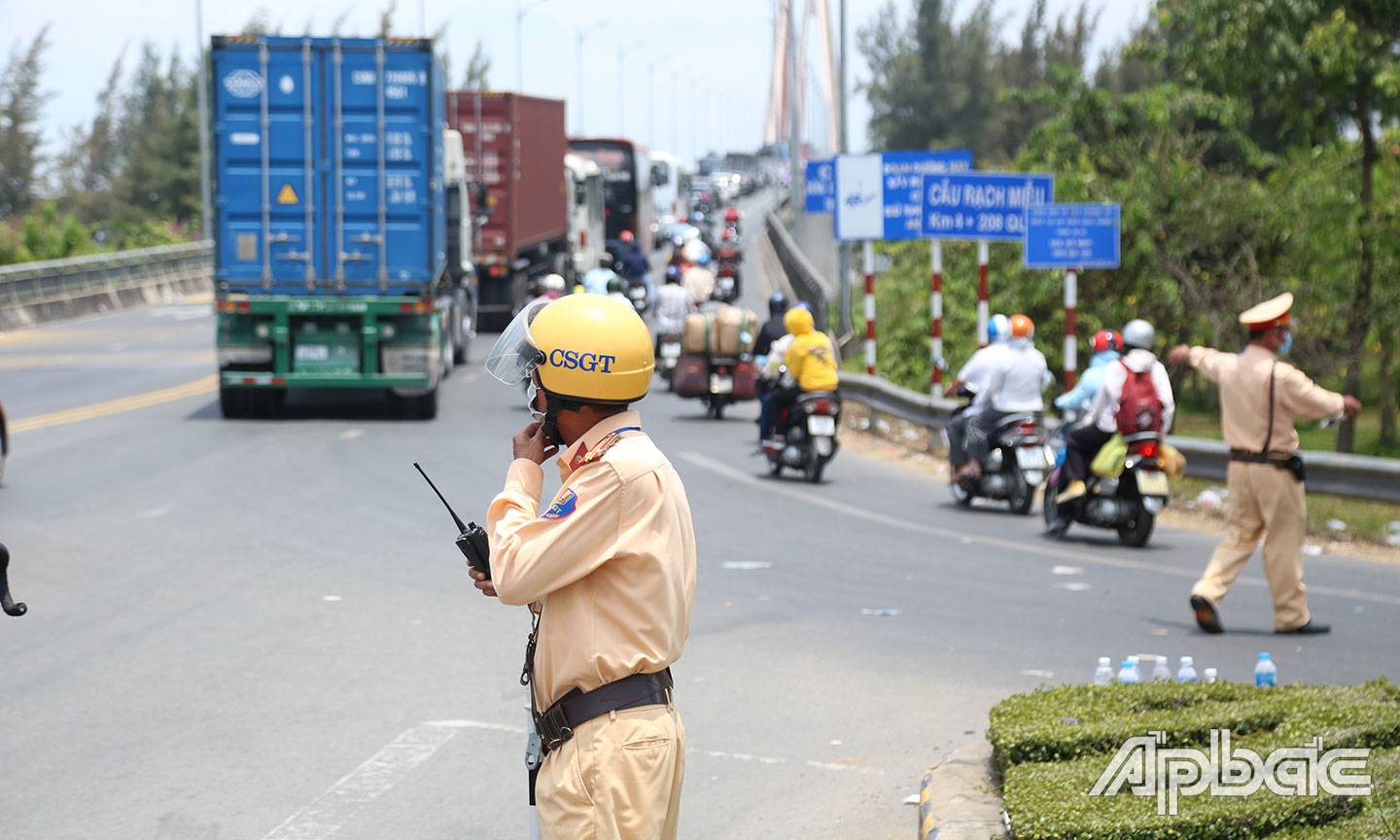 Liên tục cắt xả phương tiện 1 chiều qua cầu Rạch Miễu.