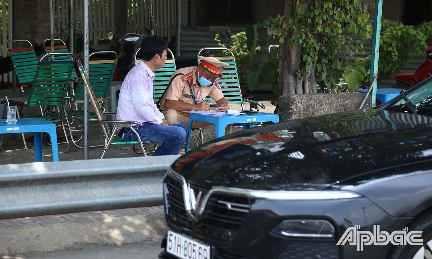 Tài xế xe 51XXXX bị lập biên bản vì hành vi lấn làn.