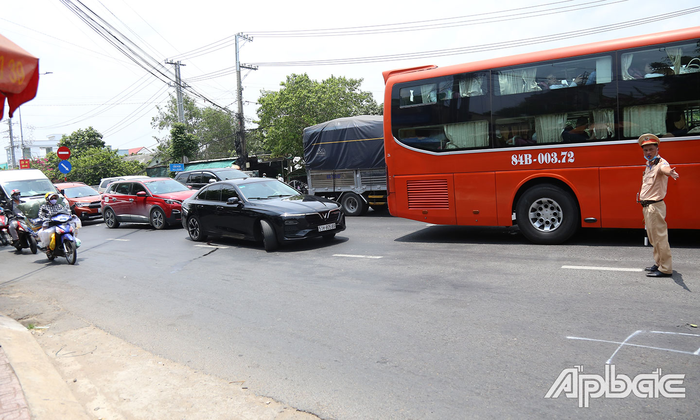Hàng loạt phương tiện lấn làn bị xử lý vi phạm.