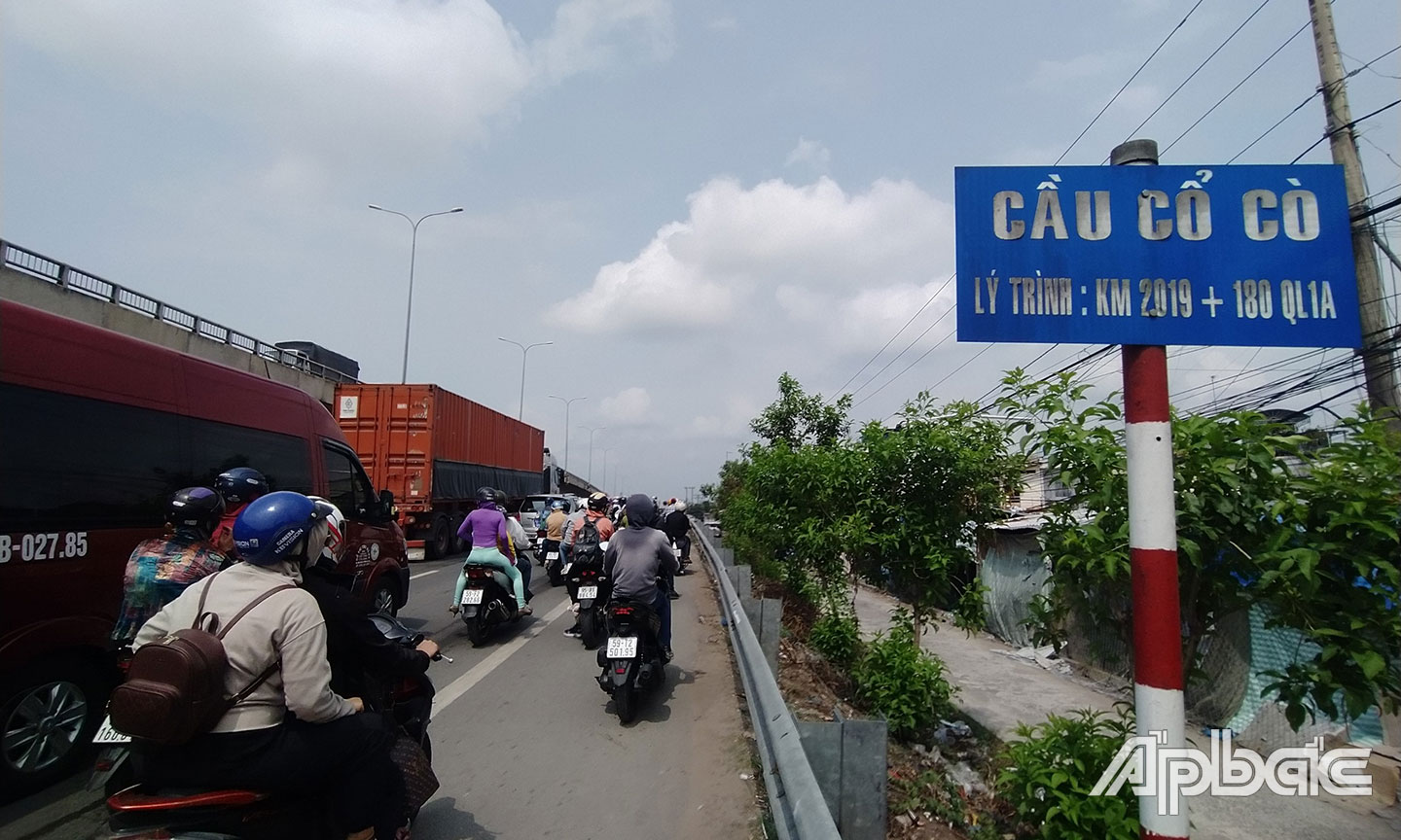 Và từ xã Mỹ Đức Tây các phương tiện di chuyển chậm đến cầu Cổ Cò