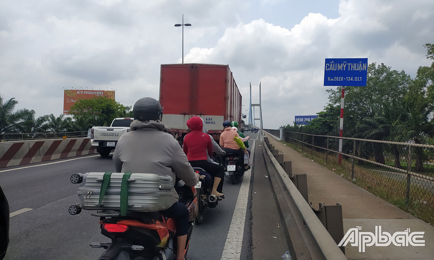 Dòng người kéo dài tới cầu Mỹ Thuận.