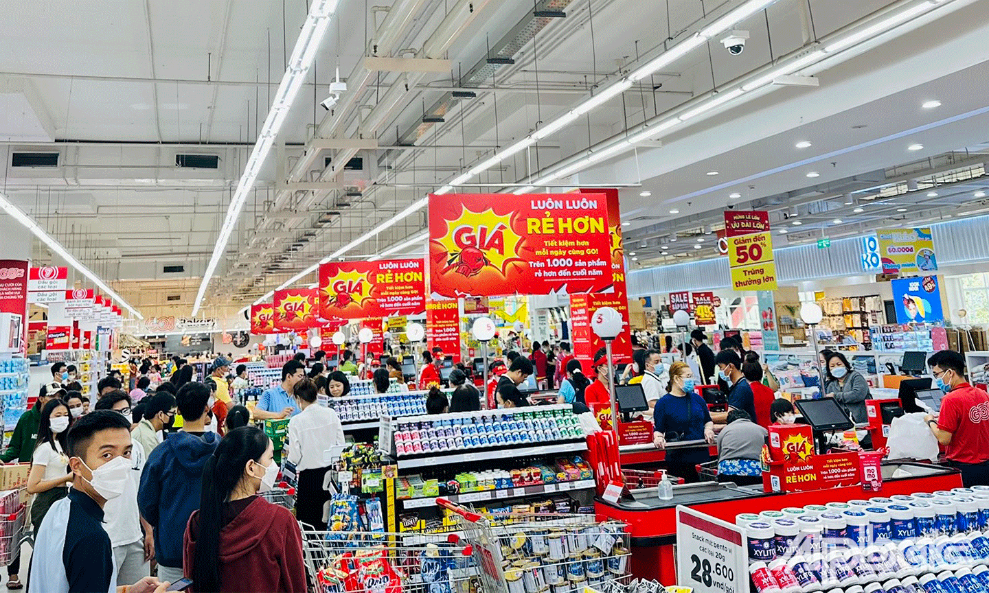 Người tiêu dùng mua sắm chuẩn bị cho đợt nghỉ lễ 30-4 và 1-5 tại Trung tâm thương mại GO! Mỹ Tho 