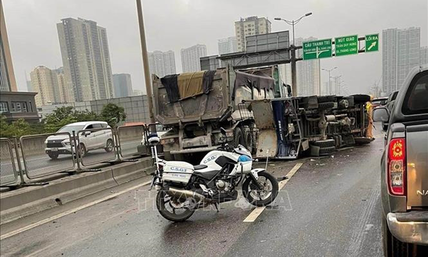 Hiện trường vụ tai nạn liên hoàn giữa 3 ô tô con và 2 ô tô tải ở đường Vành đai 3 trên cao hướng Mai Dịch - Linh Đàm (Hà Nội) ngày 29-4-2023. Ảnh minh họa: TTXVN