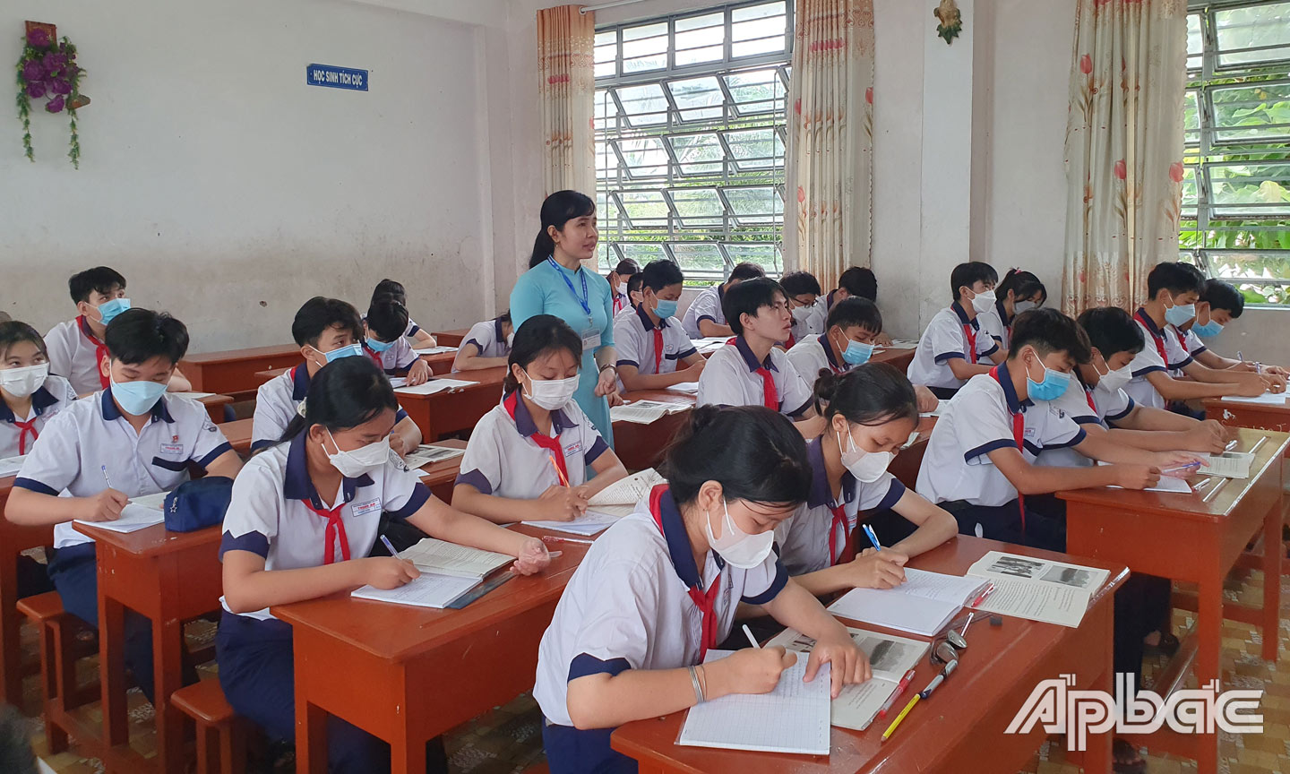 Học sinh lớp 9 Trường THCS Trung An, TP. Mỹ Tho trong giờ học.