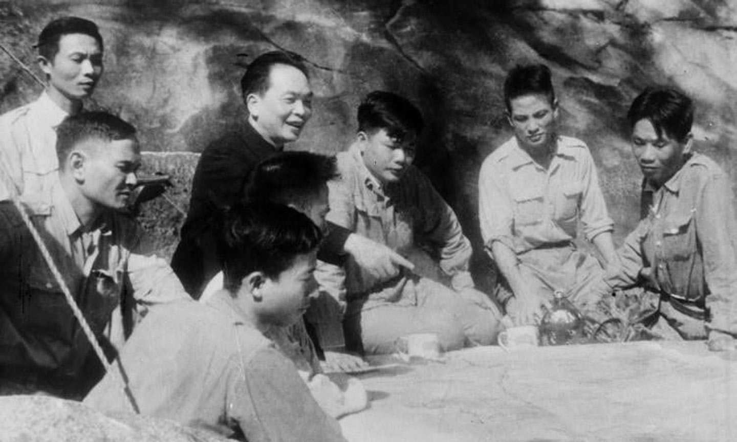 Bộ Chỉ huy chiến dịch Điện Biên Phủ năm 1954 bàn kế hoạch tác chiến dưới sự chỉ đạo của Đại tướng, Tổng Tư lệnh Võ Nguyên Giáp. (Ảnh: TTXVN)