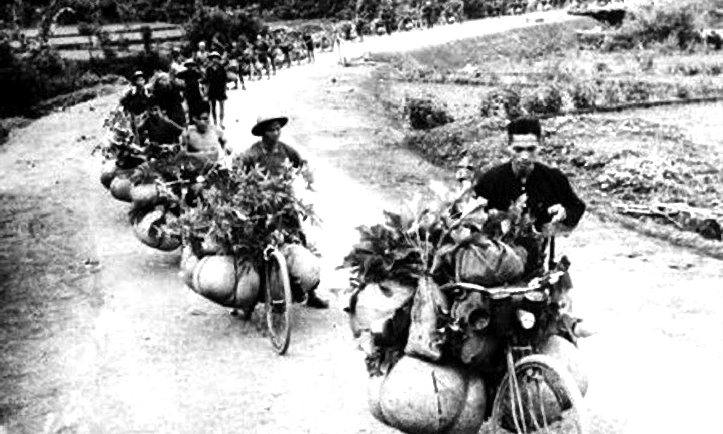 Sự đóng góp to lớn của lực lượng dân công, đảm bảo hậu cần cho chiến dịch là một trong những nguyên nhân chính làm nên chiến thắng Điện Biên Phủ. (Ảnh: Tư liệu TTXVN)