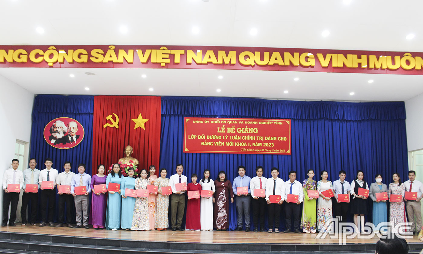 Đồng chí Thái Ngọc Bảo Trâm và đồng chĩ Võ Văn Dũng trao Giấy chứng nhận hoàn thành khóa học cho các đảng viên mới.