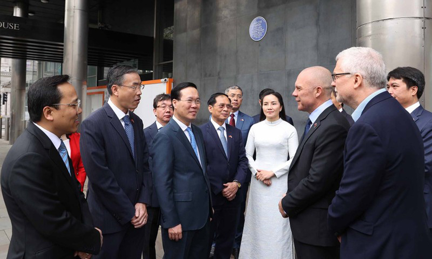 ABO/NDO- President Vo Van Thuong and a high-ranking delegation of Vietnam laid a wreath at a plaque commemorating late President Ho Chi Minh at New Zealand House on Haymarket street in London on May 5 morning (local time) as part of his trip to the UK to attend the coronation of King Charles III.