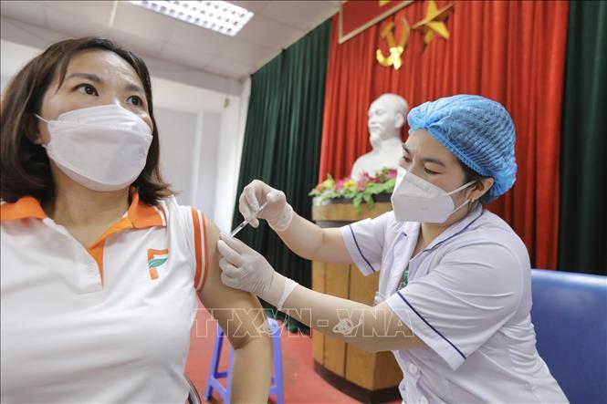 Nhân viên y tế quận Hai Bà Trưng tiêm vaccine phòng COVID-19 cho người dân tại điểm tiêm Nhà hộ sinh B (quận Hai Bà Trưng) ngày 24/4/2023. Ảnh: Minh Quyết/TTXVN