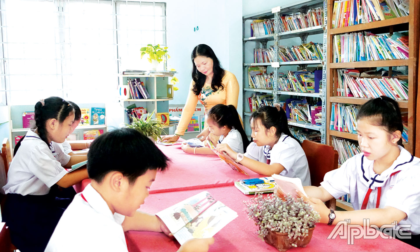 Học sinh tham khảo sách báo tại thư viện trường Tiểu học Ngũ Hiệp