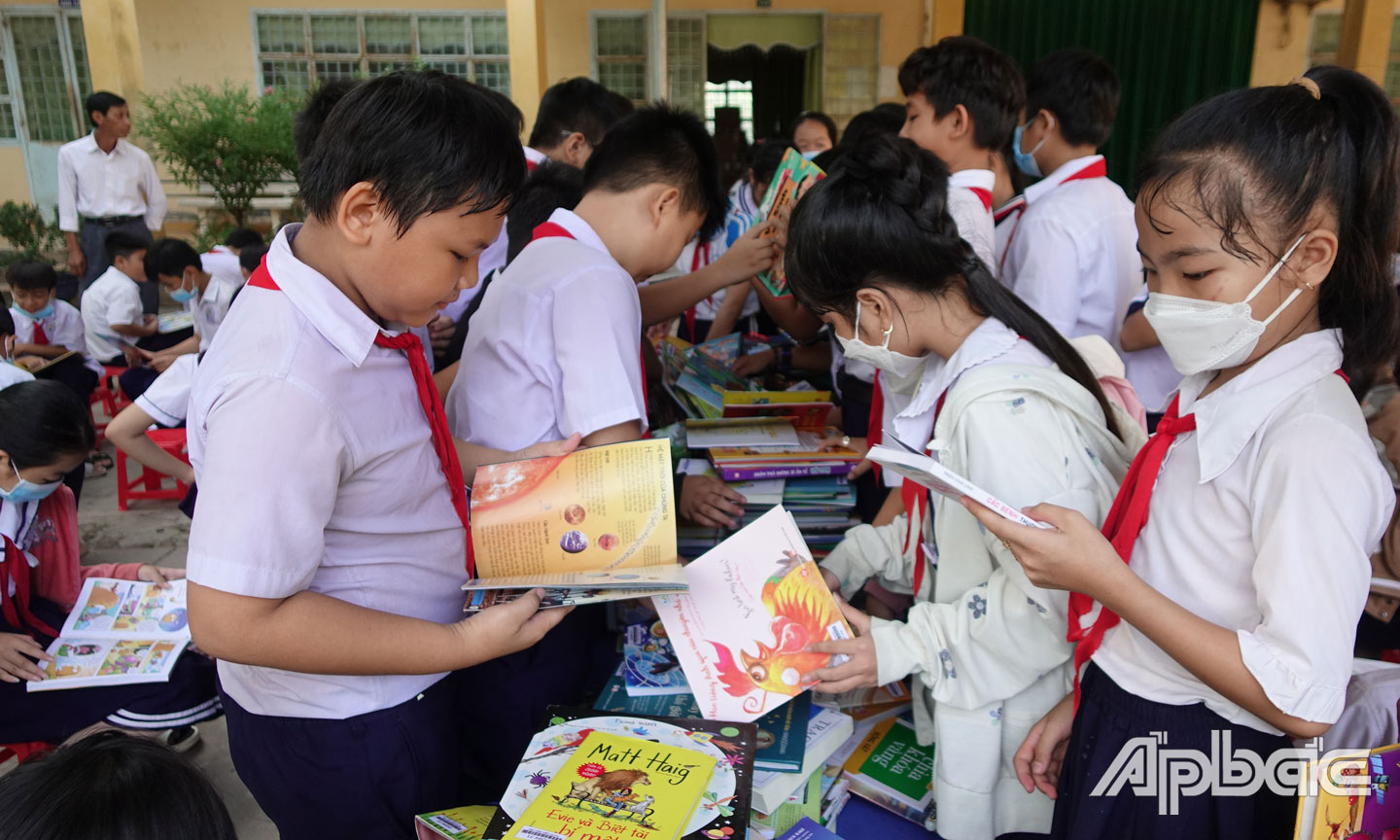 Ngày hội đọc sách tại trường Tiểu học Tam Bình.