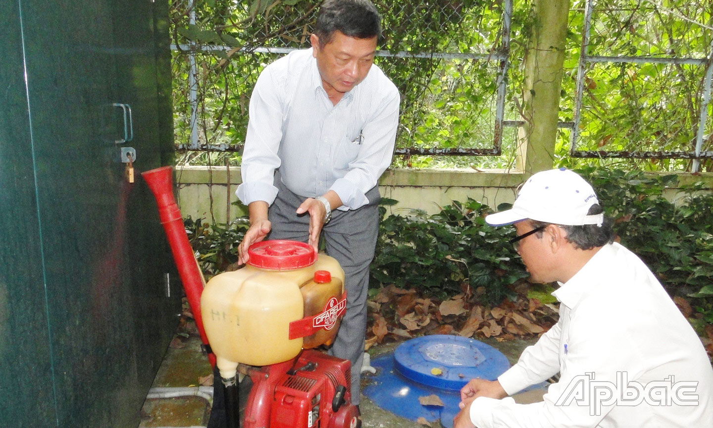 CDC Kiểm tra máy phun hóa chất diệt muỗi tại y tế tuyến cơ sở.