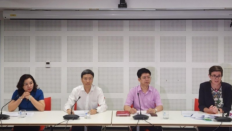 Tiến sĩ Nguyễn Trọng Khoa (thứ 2 từ phải sang) chia sẻ về công tác điều trị Covid-19.