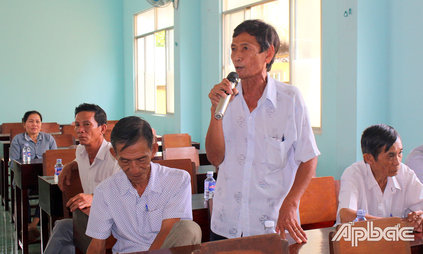 Nông dân tham gia thảo luận, đóng góp ý kiến tại chương trình