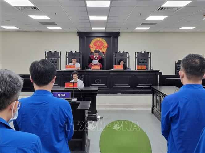 Hội đồng xét xử tuyên án.