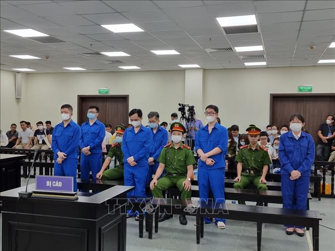 Các bị cáo nghe Tòa tuyên án.