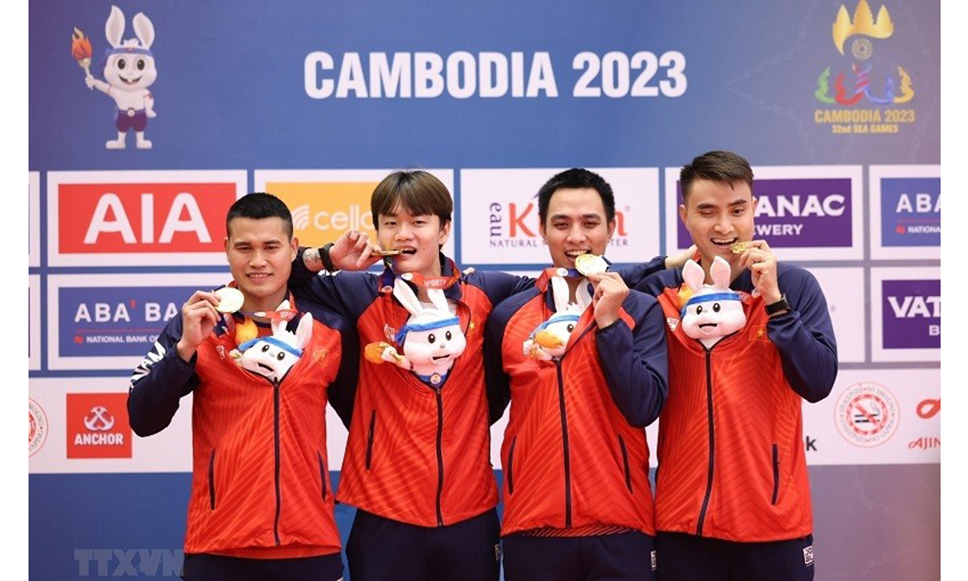 Các kiếm thủ Nguyễn Văn Quyết, Vũ Thành An, Tô Đức Anh, Nguyễn Xuân Lợi trên bục nhận huy chương. (Ảnh: TTXVN)