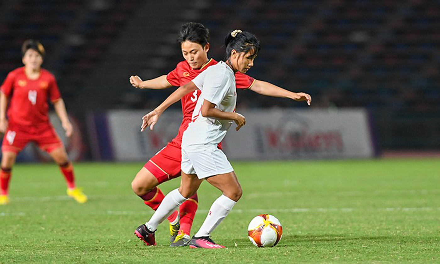 Đội tuyển nữ Myanmar (áo trắng) khó khăn để tiếp cận khung thành của Kim Thanh.