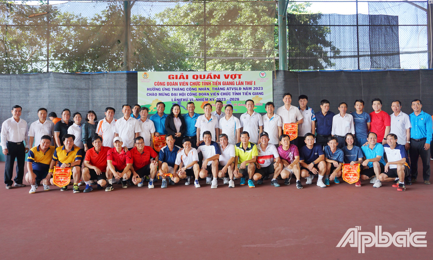 Ban Tổ chức trao Cờ lưu niệm cho các đội tham gia Giải Quần vợt Công đoàn Viên chức lần thứ I – năm 2023. 