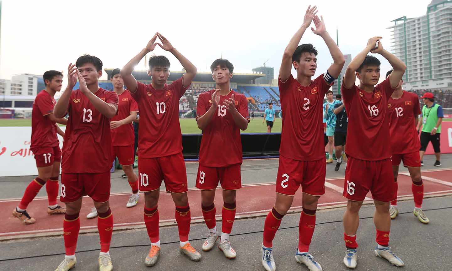 Thầy và trò HLV Troussier cần nhiều hơn những lời khích lệ để tiếp tục tiến bộ trong thời gian tới. Ảnh: Vietnamnet.vn