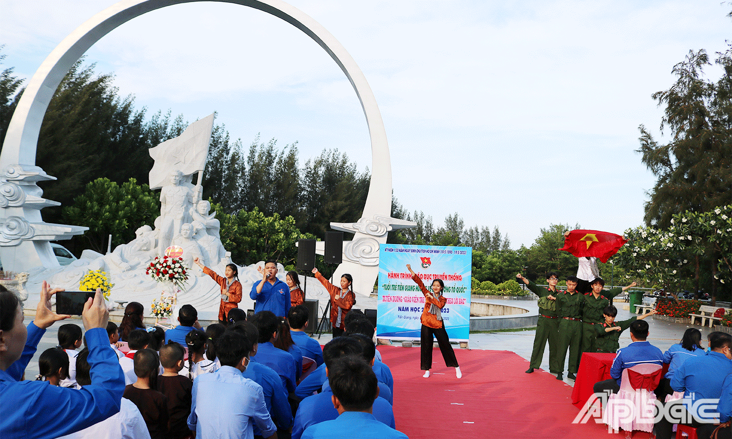 nhằm nâng cao nhận thức, trách nhiệm của đoàn viên, giáo viên trẻ trong công cuộc xây dựng và bảo vệ Tổ quốc 