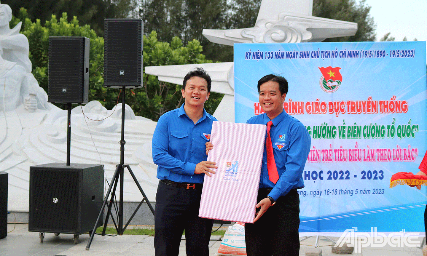 Tỉnh đoàn Tiền Giang tặng quà cho Tỉnh đoàn Khánh Hoà