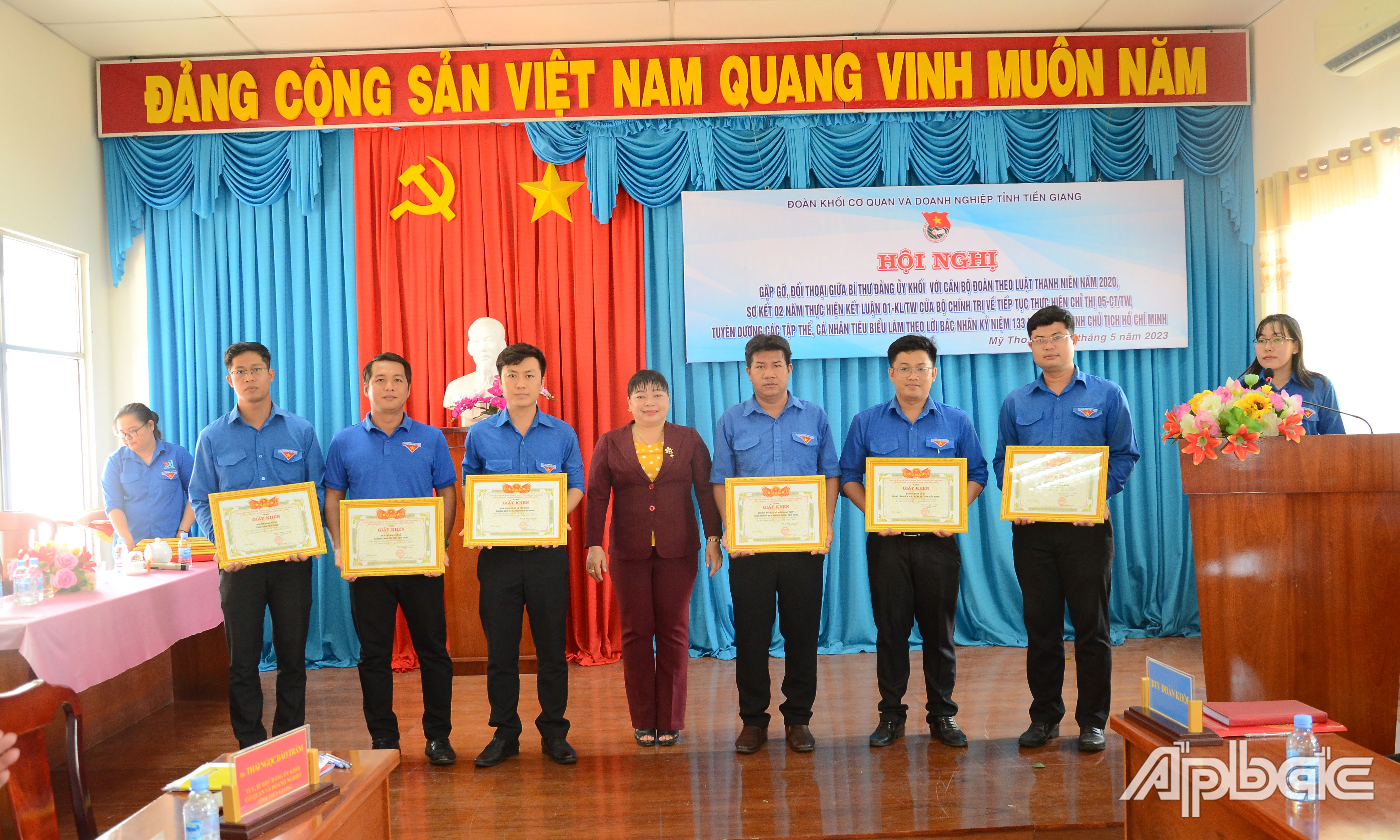 Khen thưởng cho các tập thể điển hình tiêu biểu trong thực hiện Chỉ thị 05-CT/TW.