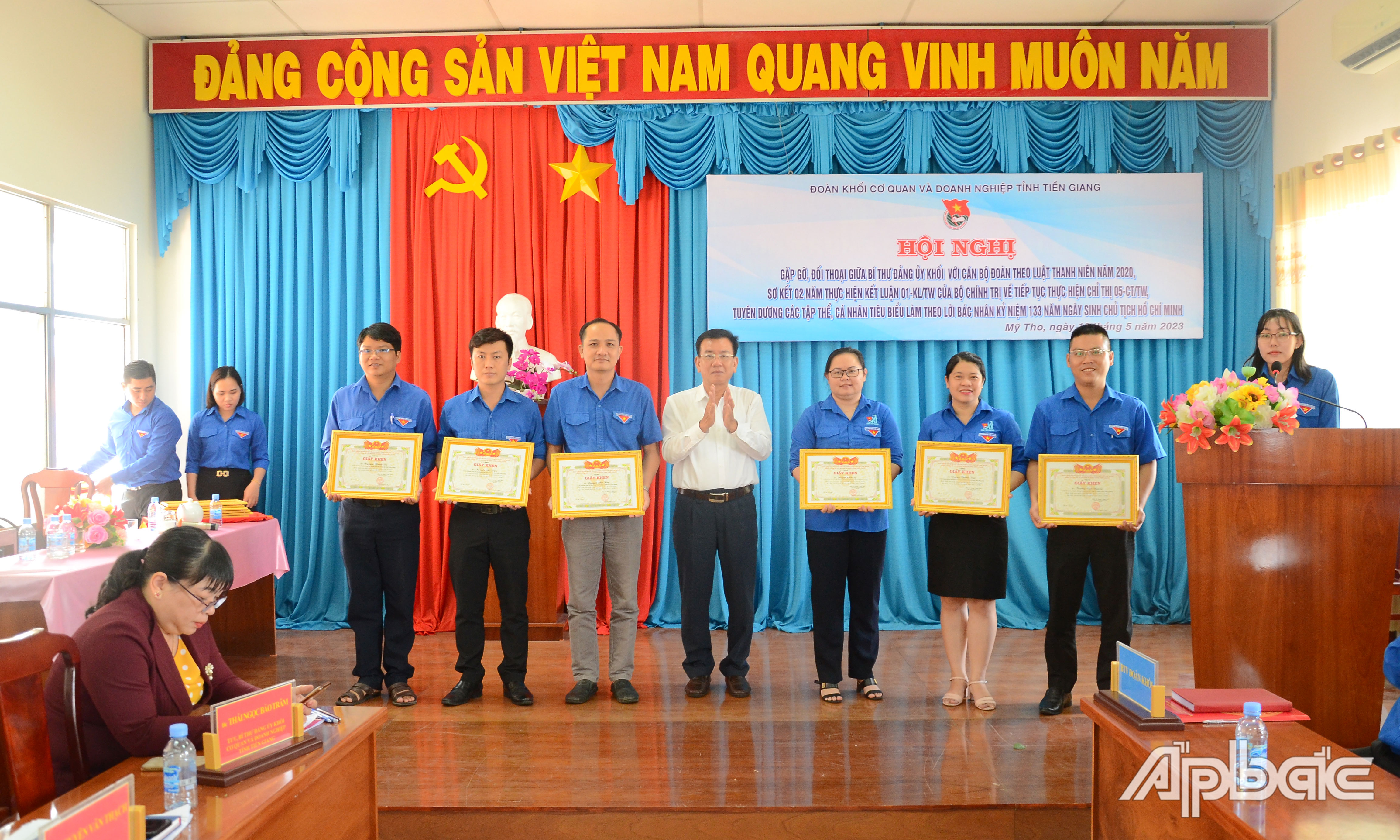 Khen thưởng cho các cá nhân điển hình tiêu biểu trong thực hiện Chỉ thị 05-CT/TW.