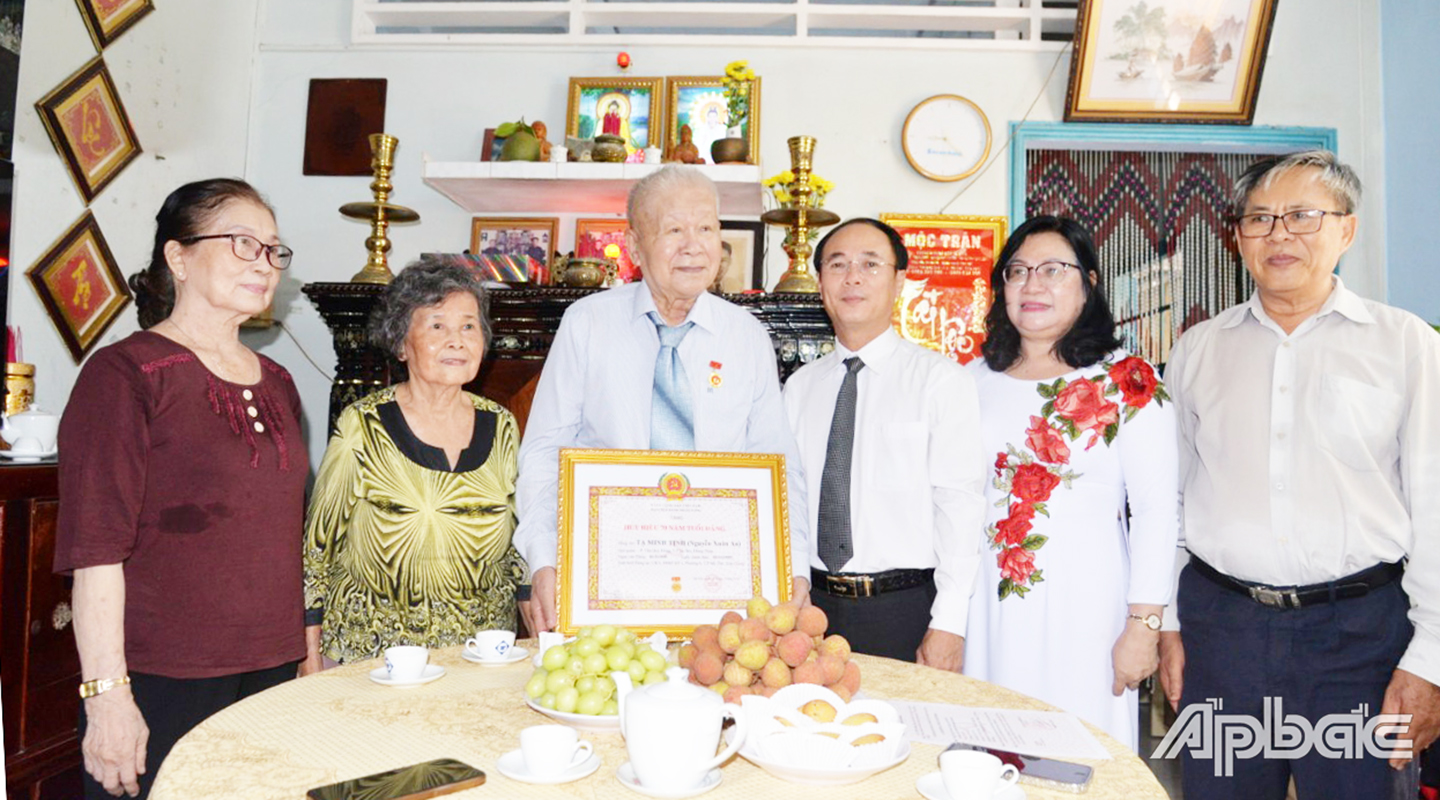 Bí thư Thành ủy Mỹ Tho cùng đại diện Đảng ủy phường 6 và khu phố chúc mừng đồng chí Tạ Minh Tịnh nhân Huy hiệu cao quý