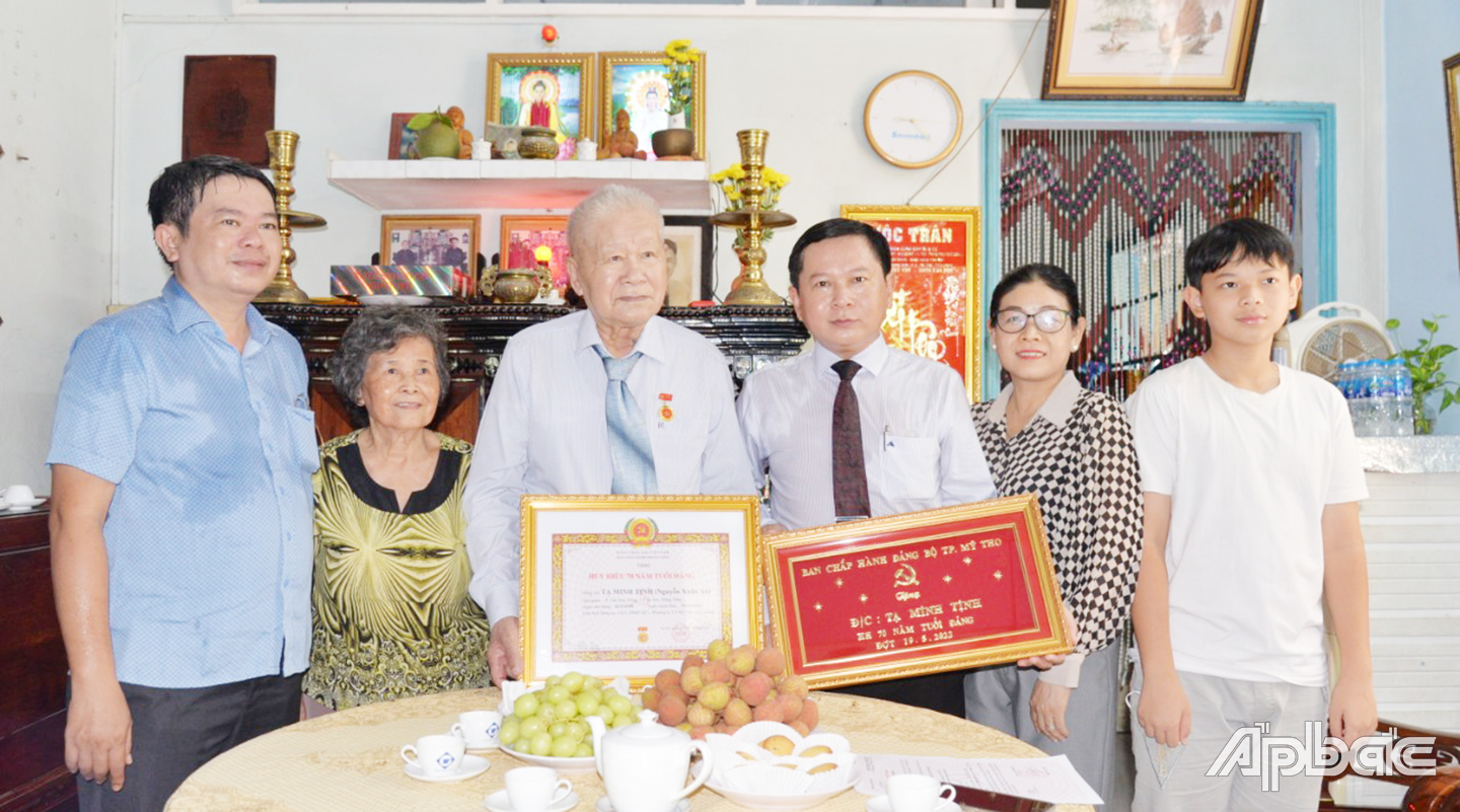 Đồng chí Tạ Minh Tịnh chia sẻ niềm vui cùng con cháu