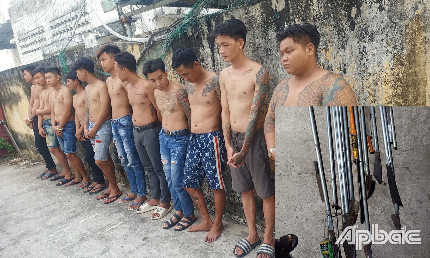 Nhóm đối tượng và hung khí.