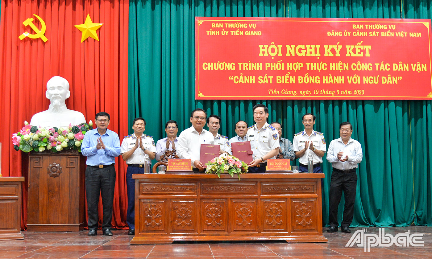 Ban Thường vụ Đảng ủy Cảnh sát biển Việt Nam và Ban Thường vụ Tỉnh ủy Tiền Giang ký kết Chương trình phối hợp thực hiện công tác dân vận “Cảnh sát biển đồng hành với ngư dân”.