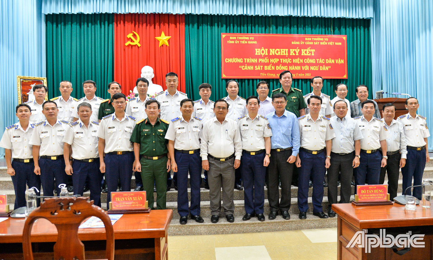 Đại biểu tham dự hội nghị chụp ảnh lưu niệm.