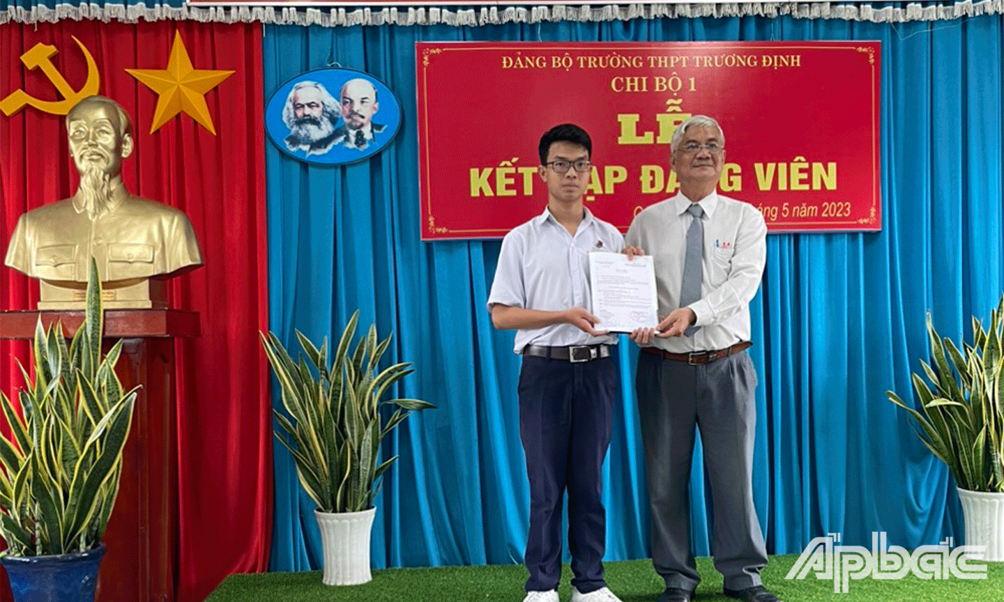 Em Triệu Thanh Phong nhận Quyết định kết nạp Đảng viên