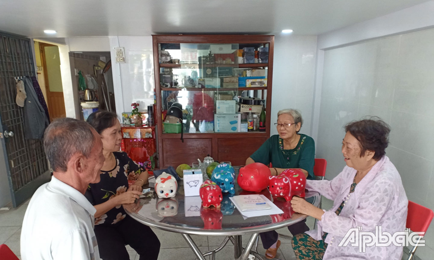 Mô hình “Nuôi heo đất” đã giúp cho học sinh khó khăn, hộ nghèo neo đơn của khu phố.