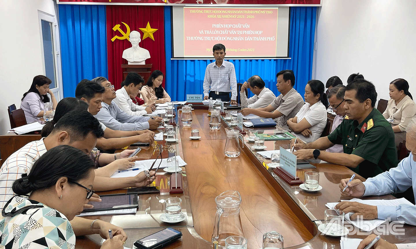 Ông Trịnh Văn Lợi- Phó Bí thư Thường trực Thành uỷ, Chủ tịch HĐND TP Mỹ Tho phát biểu kết luận phiên họp