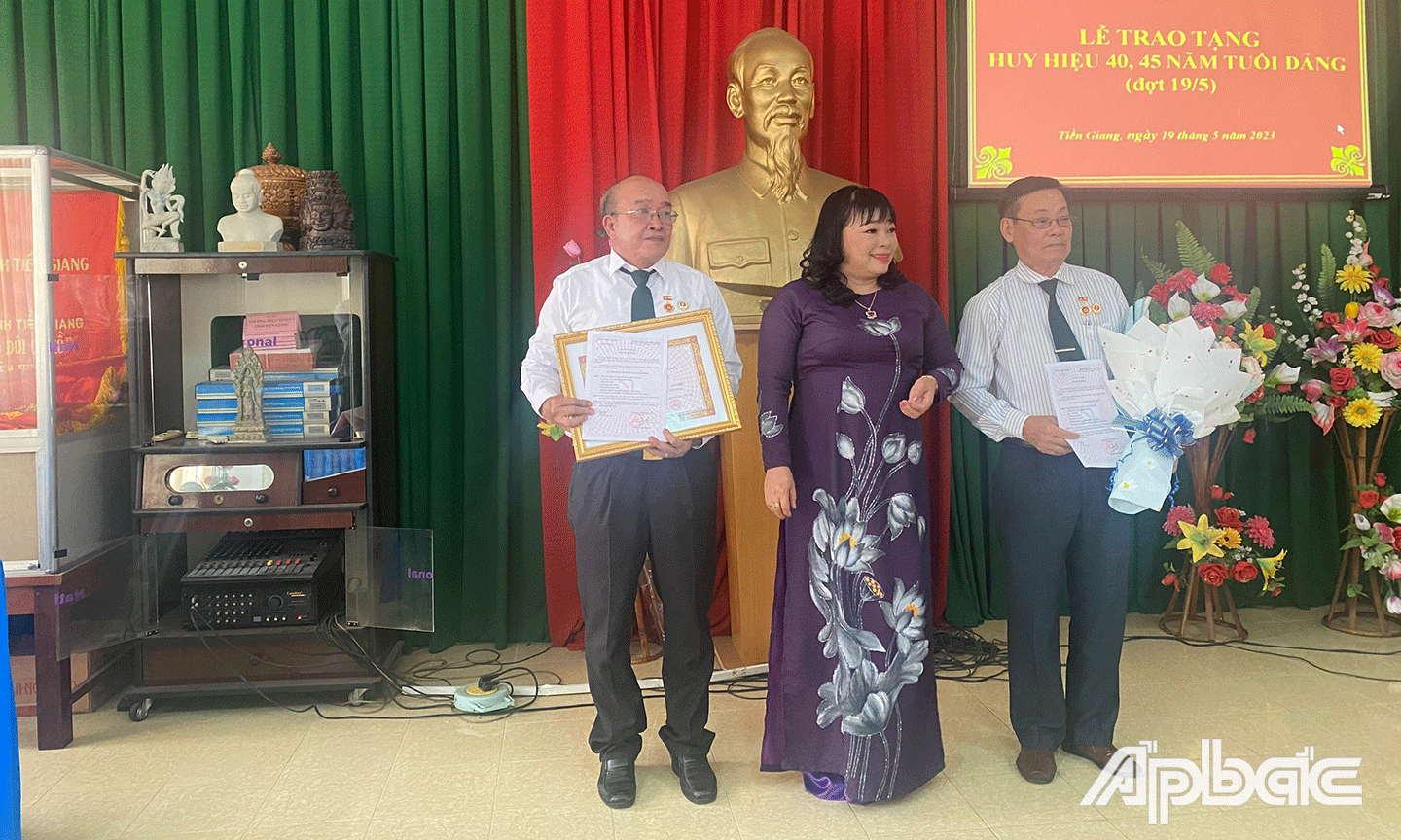 Bí thư Đảng uỷ Ngọc Trâm trao quyết định huy hiệu Đảng cho Phan Hùng Mãnh và Nguyễn Văn Hùng ( Mãnh bìa phải, Nguyễn Văn Hùng bìa trái)