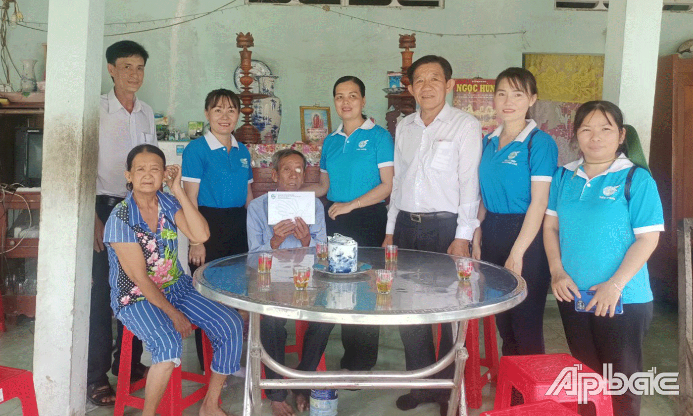 Hội LHPN tỉnh thăm tặng quà gia đình chính sách.