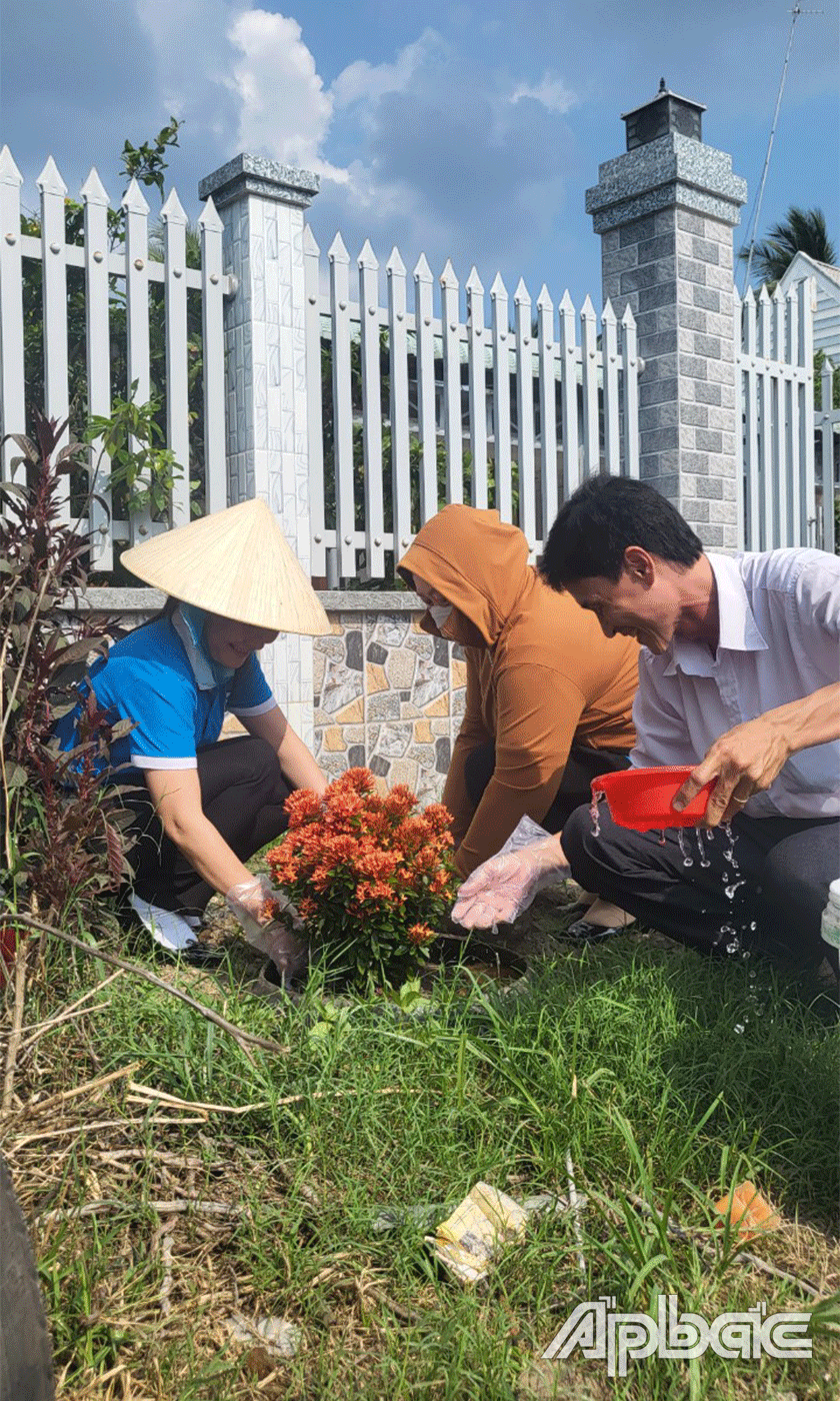 Hội LHPN tỉnh trao tặng 200 cây xanh trồng tại xã Hoà Định, huyện Chợ Gạo.