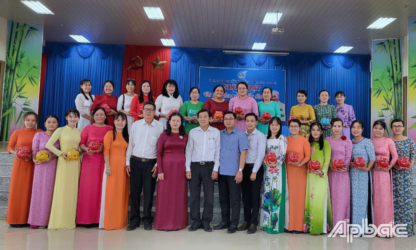 Hội LHPN huyện Chợ Gạo tổ chức sinh hoạt Chủ đề “Tháng 5 nhớ Bác” với nhiều hoạt động.